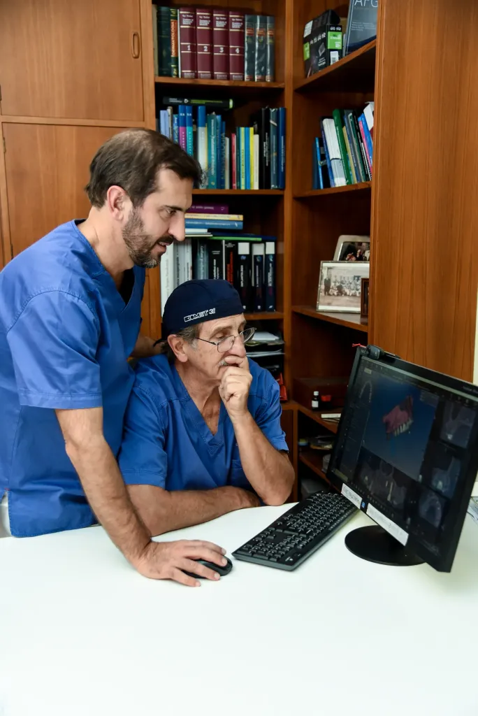 I dottori Solimei durante un consulto al computer