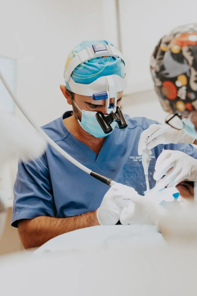 Odontoiatra esegue una ricostruzione dentale con ingrandimento
